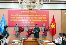 Trao quyết định cho các sĩ quan đi thực hiện nhiệm vụ gìn giữ hòa bình Liên hợp quốc