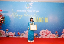 Bà Trịnh Thị Hồng Vân vinh dự nhận bằng khen của Hội LHPN Việt Nam
