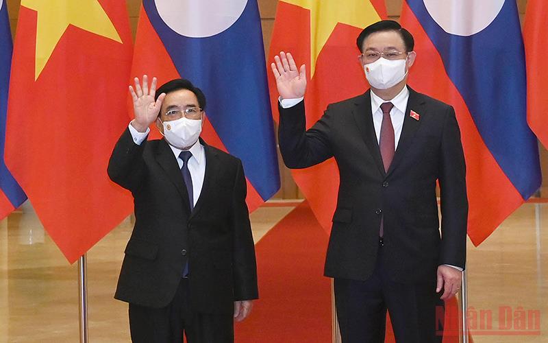 Chủ tịch Quốc hội Vương Đình Huệ hội kiến Thủ tướng Lào Phankham Viphavanh