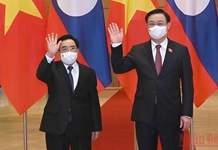 Chủ tịch Quốc hội Vương Đình Huệ hội kiến Thủ tướng Lào Phankham Viphavanh