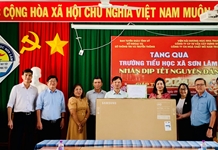 Thăm, tặng quà Tết Trường Tiểu học Sơn Lâm, huyện Khánh Sơn