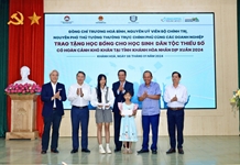 Đoàn công tác của nguyên Phó Thủ tướng Thường trực Chính phủ Trương Hòa Bình: Tặng 510 suất học bổng cho học sinh Khánh Hòa có hoàn cảnh khó khăn