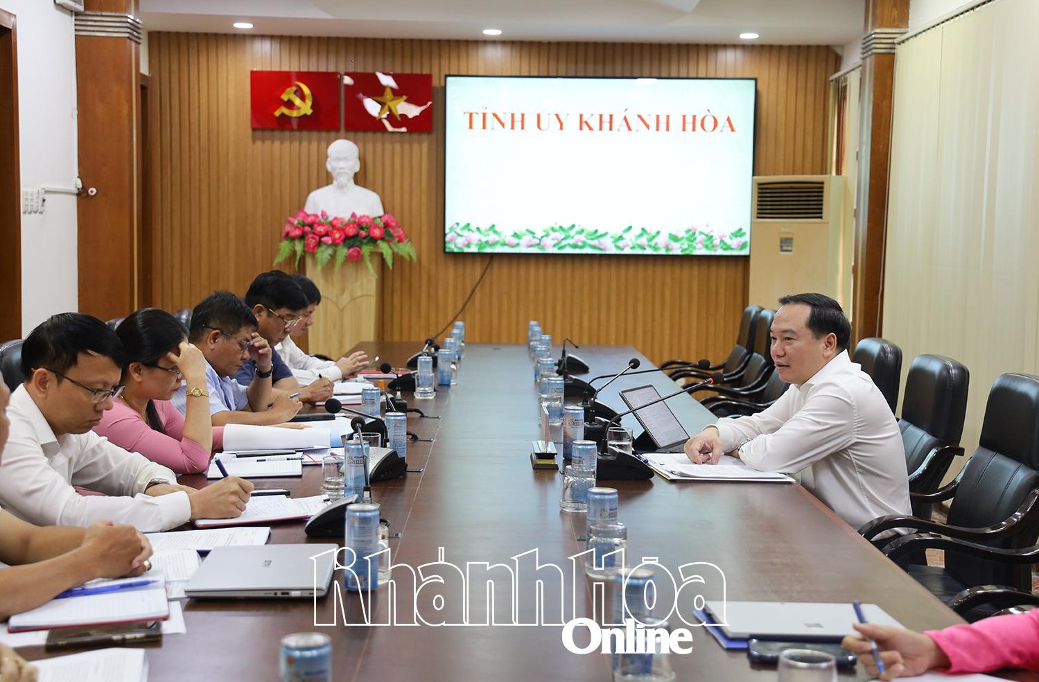 Tăng cường trách nhiệm giải trình trong hoạt động công vụ theo Chỉ thị 53-CT/TW của Bộ Chính trị