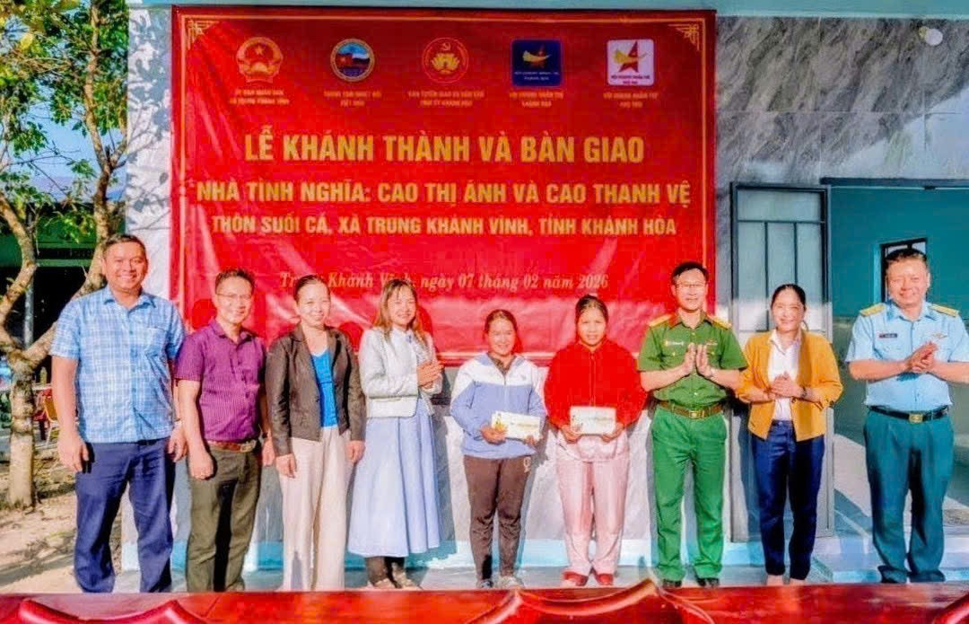 Khánh thành và bàn giao nhà tình nghĩa cho 02 hộ đồng bào dân tộc thiểu số tại xã Trung Khánh Vĩnh