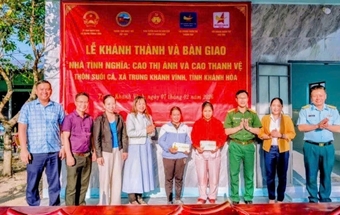 Khánh thành và bàn giao nhà tình nghĩa cho 02 hộ đồng bào dân tộc thiểu số tại xã Trung Khánh Vĩnh