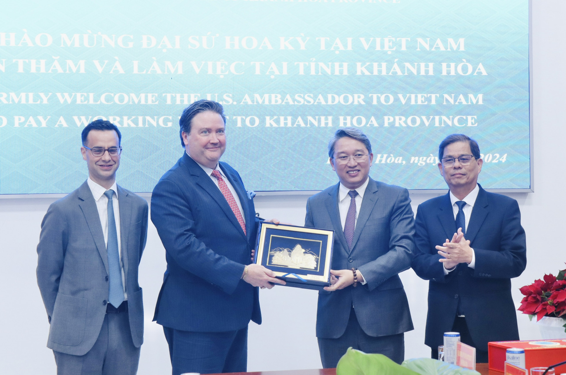 Bí thư Tỉnh ủy Nguyễn Hải Ninh và Chủ tịch UBND tỉnh Nguyễn Tấn Tuân tiếp Đại sứ đặc mệnh toàn quyền Hoa Kỳ Marc E.Knapper