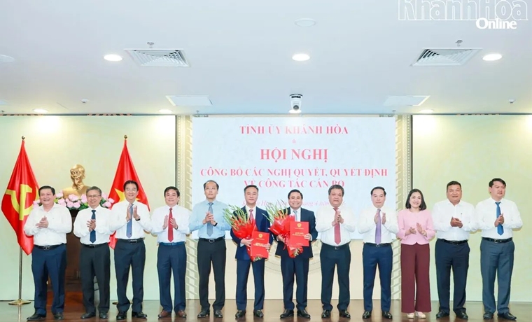 Tỉnh ủy Khánh Hòa trao các quyết định về công tác cán bộ