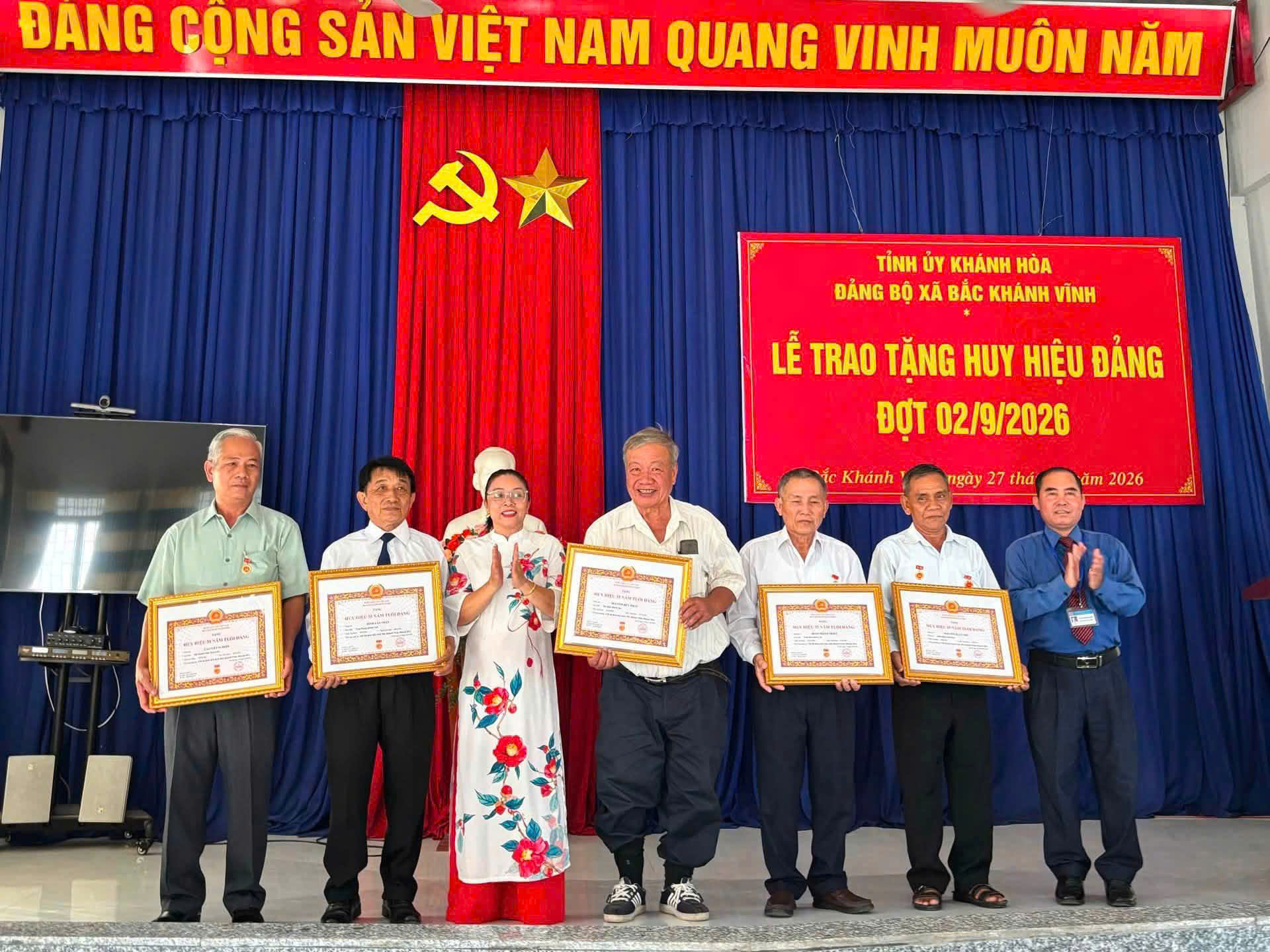 Xã Bắc Khánh Vĩnh tổ chức trao tặng Huy hiệu Đảng đợt 02/9 