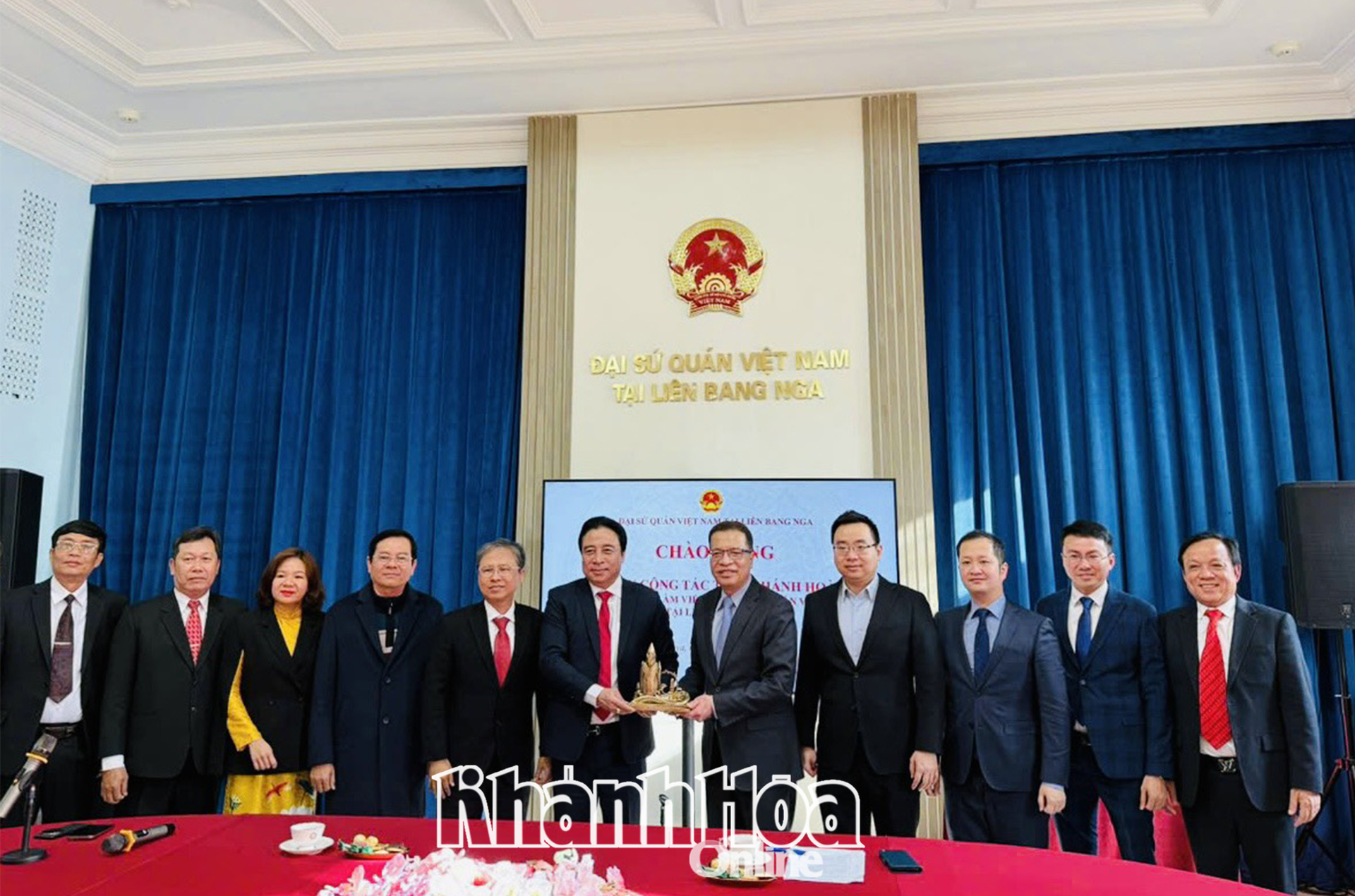 Phó Bí thư Thường trực Tỉnh ủy Nguyễn Khắc Toàn thăm và làm việc tại Đại sứ quán Việt Nam tại Liên bang Nga