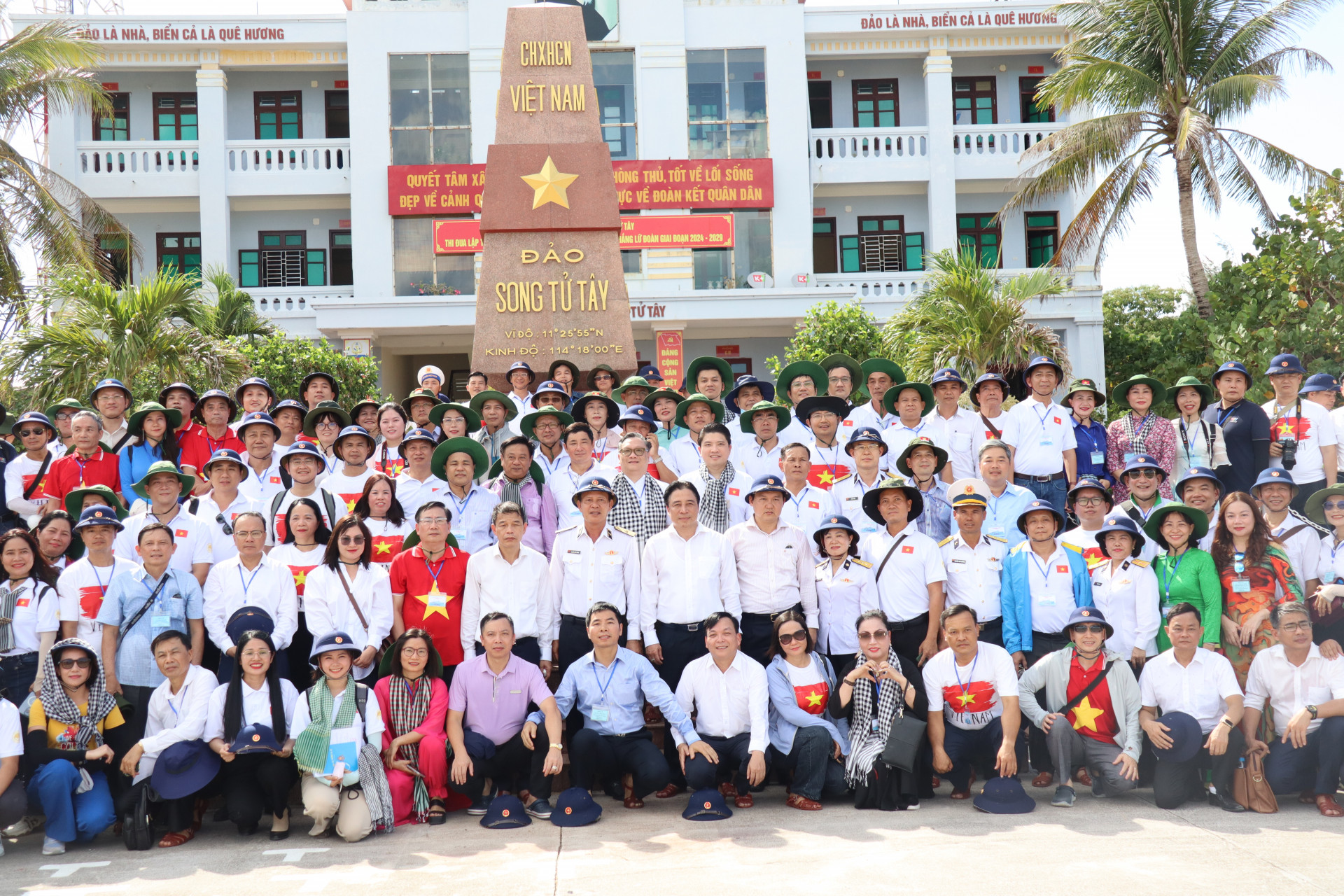 Đoàn công tác số 15 hoàn thành chuyến thăm và làm việc tại các đảo thuộc huyện Trường Sa và nhà giàn DK-1