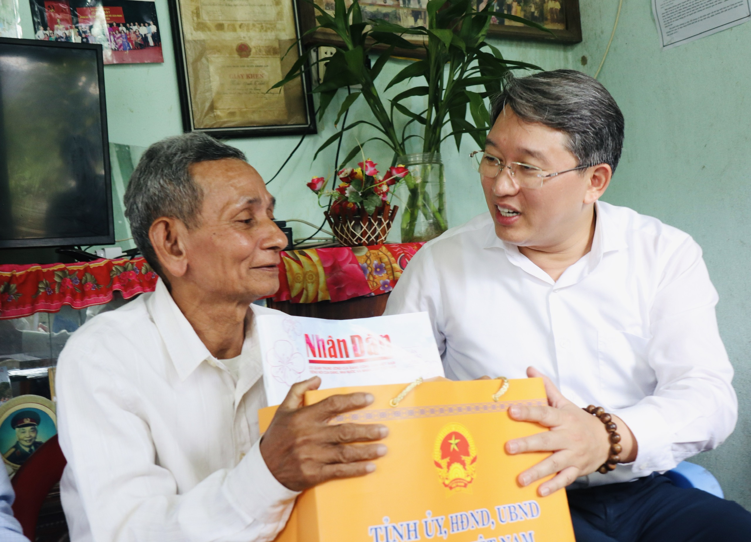 Bí thư Tỉnh ủy Nguyễn Hải Ninh thăm các gia đình chính sách có hoàn cảnh khó khăn huyện Khánh Sơn