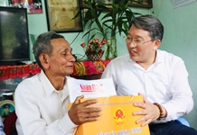 Bí thư Tỉnh ủy Nguyễn Hải Ninh thăm các gia đình chính sách có hoàn cảnh khó khăn huyện Khánh Sơn
