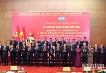 Trao Huy hiệu 40 năm tuổi Đảng tặng Chủ tịch Quốc hội Vương Đình Huệ