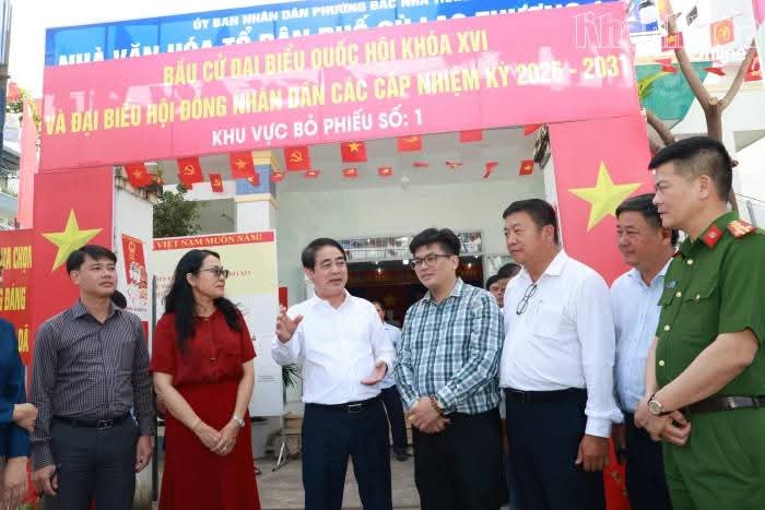 Bí thư Tỉnh ủy Nghiêm Xuân Thành kiểm tra công tác bầu cử tại phường Bắc Nha Trang
