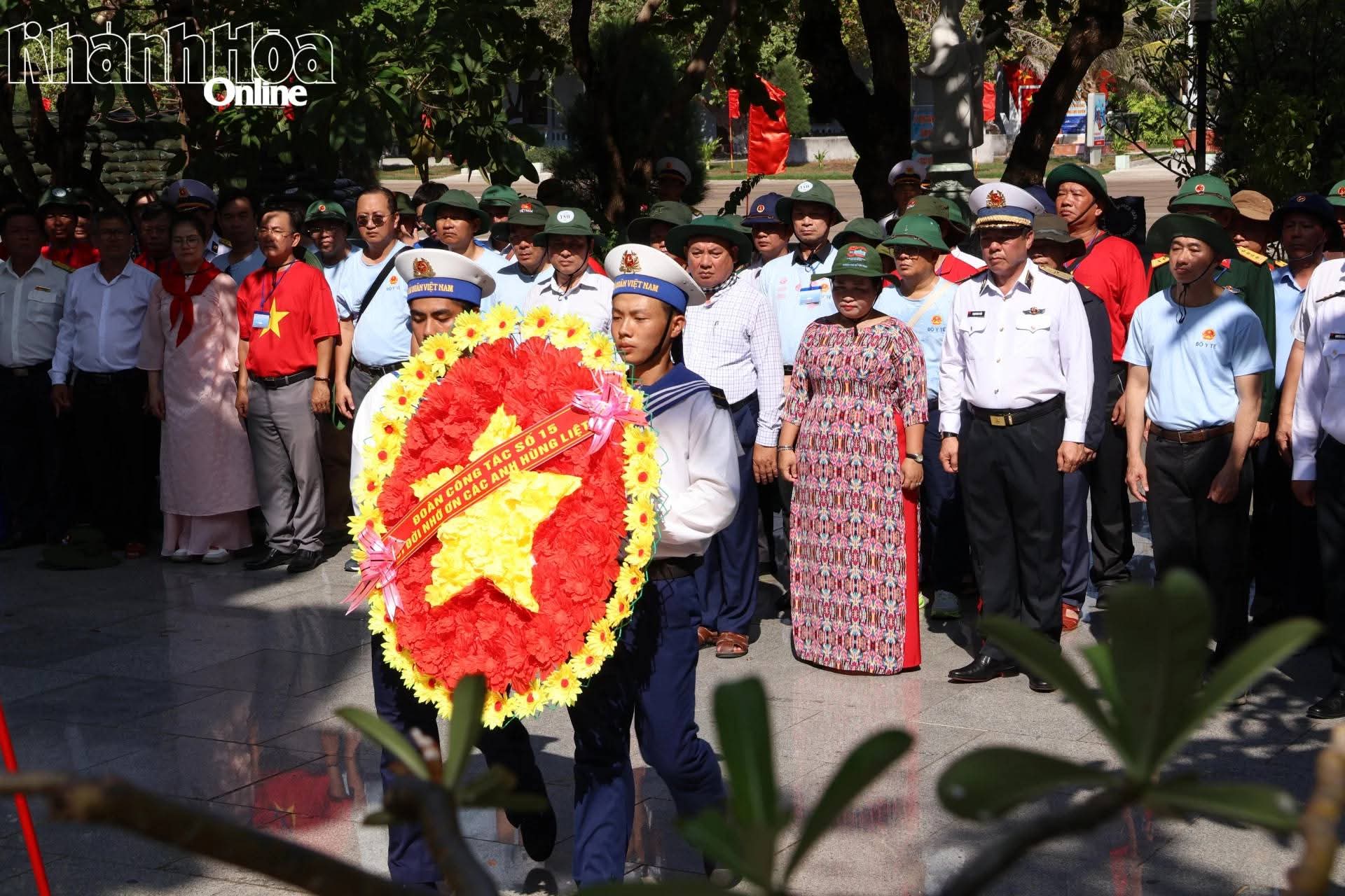 Đoàn công tác số 15 thăm, tặng quà quân dân đặc khu Trường Sa và nhà giàn DK1
