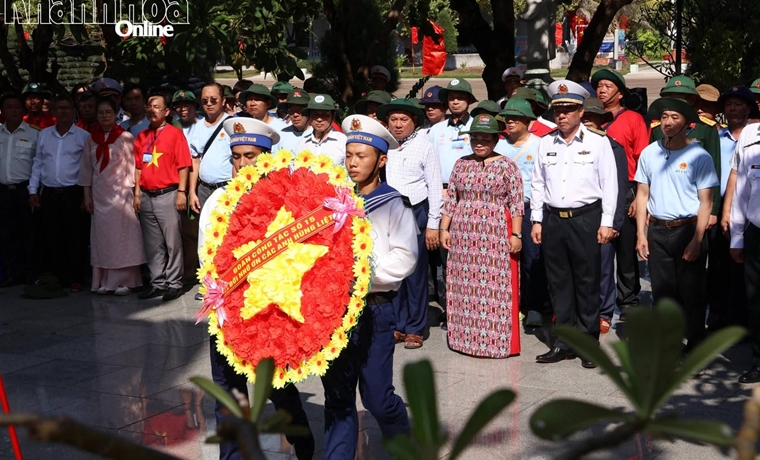 Đoàn công tác số 15 thăm, tặng quà quân dân đặc khu Trường Sa và nhà giàn DK1
