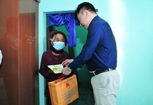 Ông Nguyễn Khắc Toàn thăm, tặng quà Tết các gia đình người có công tiêu biểu của huyện Khánh Vĩnh