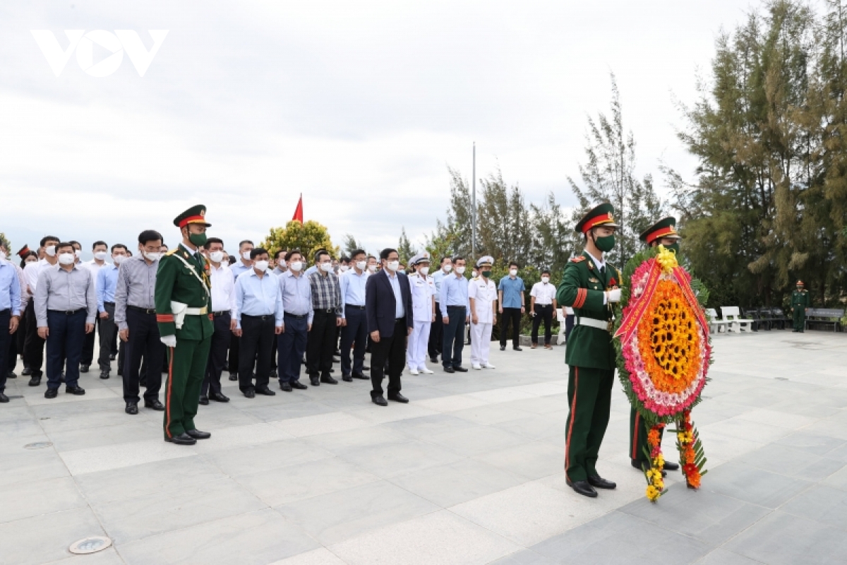           Thủ tướng tưởng niệm liệt sĩ Gạc Ma, thăm lữ đoàn tàu ngầm Hải quân      