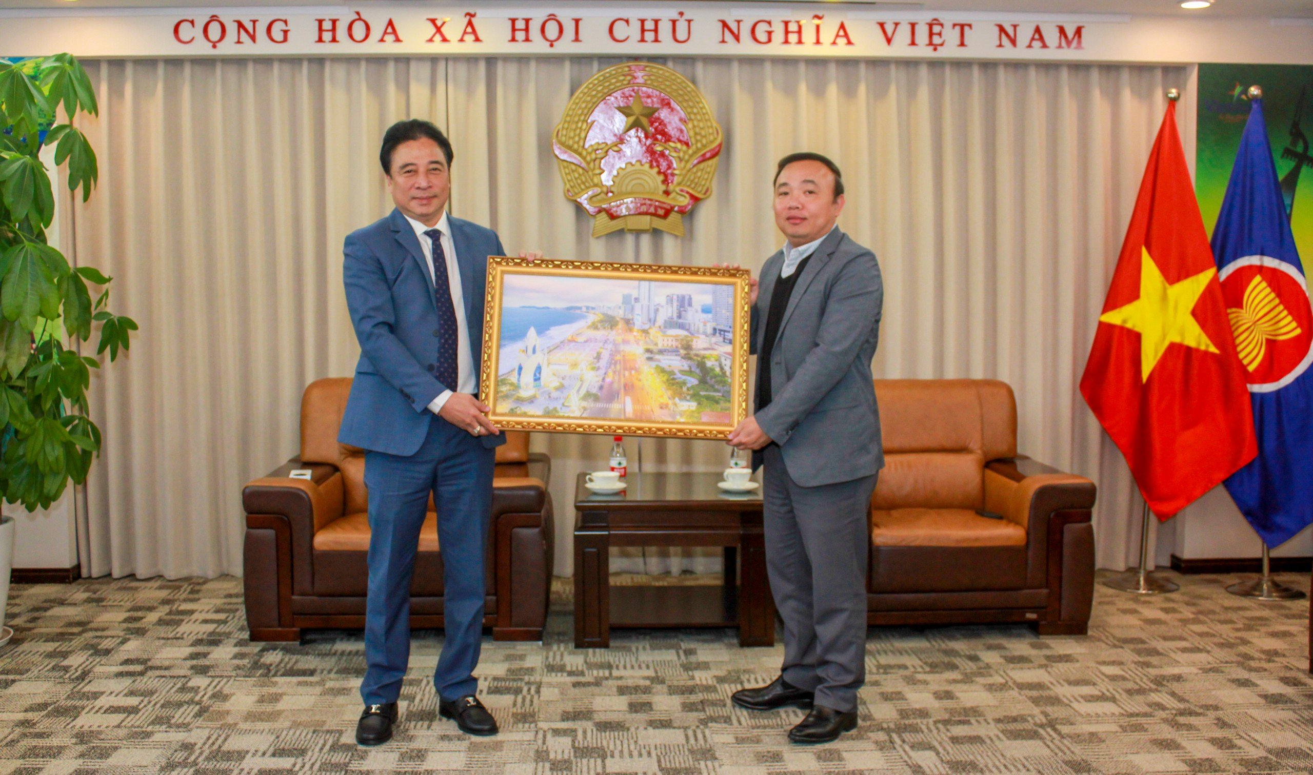 Ông Nguyễn Khắc Toàn - Phó Bí thư Thường trực Tỉnh ủy, Chủ tịch HĐND tỉnh làm việc với Tổng Lãnh sự Việt Nam tại Thượng Hải, Trung Quốc