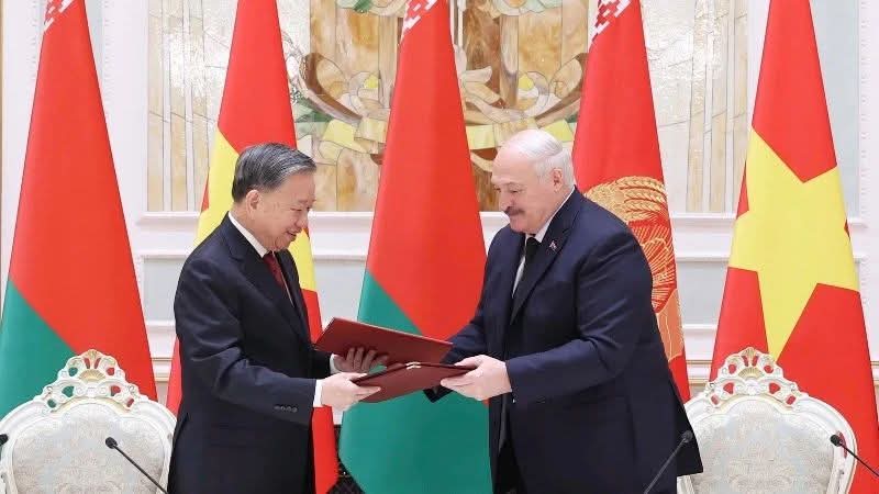  Tổng Bí thư Tô Lâm và Tổng thống Aleksandr Lukashenko chứng kiến lễ ký các văn kiện hợp tác giữa Việt Nam và Belarus 