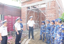 Học viện Hải quân thăm, động viên lực lượng giúp Nhân dân xây dựng nhà ở