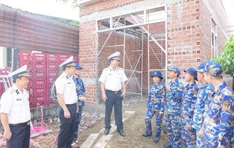 Học viện Hải quân thăm, động viên lực lượng giúp Nhân dân xây dựng nhà ở