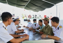 Vùng 4 Hải quân: Hỗ trợ đưa một ngư dân bị bệnh trên biển về đất liền điều trị