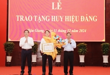 Bí thư Tỉnh ủy Nghiêm Xuân Thành nhận Huy hiệu 30 năm tuổi Đảng