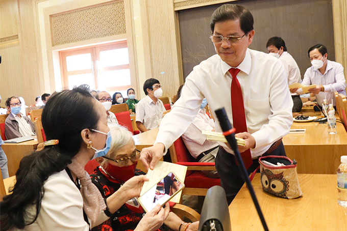 Lãnh đạo tỉnh Khánh Hòa gặp mặt, chúc Tết các văn nghệ sĩ tiêu biểu