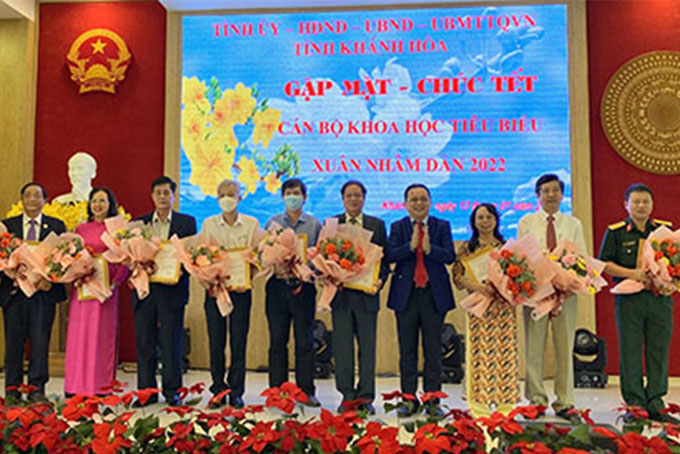Lãnh đạo tỉnh Khánh Hòa gặp mặt, chúc Tết cán bộ khoa học tiêu biểu