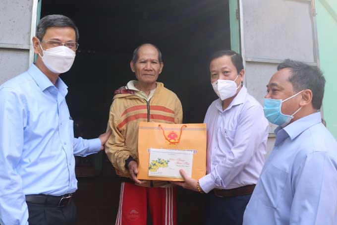 Ông Hà Quốc Trị tặng quà gia đình chính sách và hộ nghèo xã Khánh Hiệp