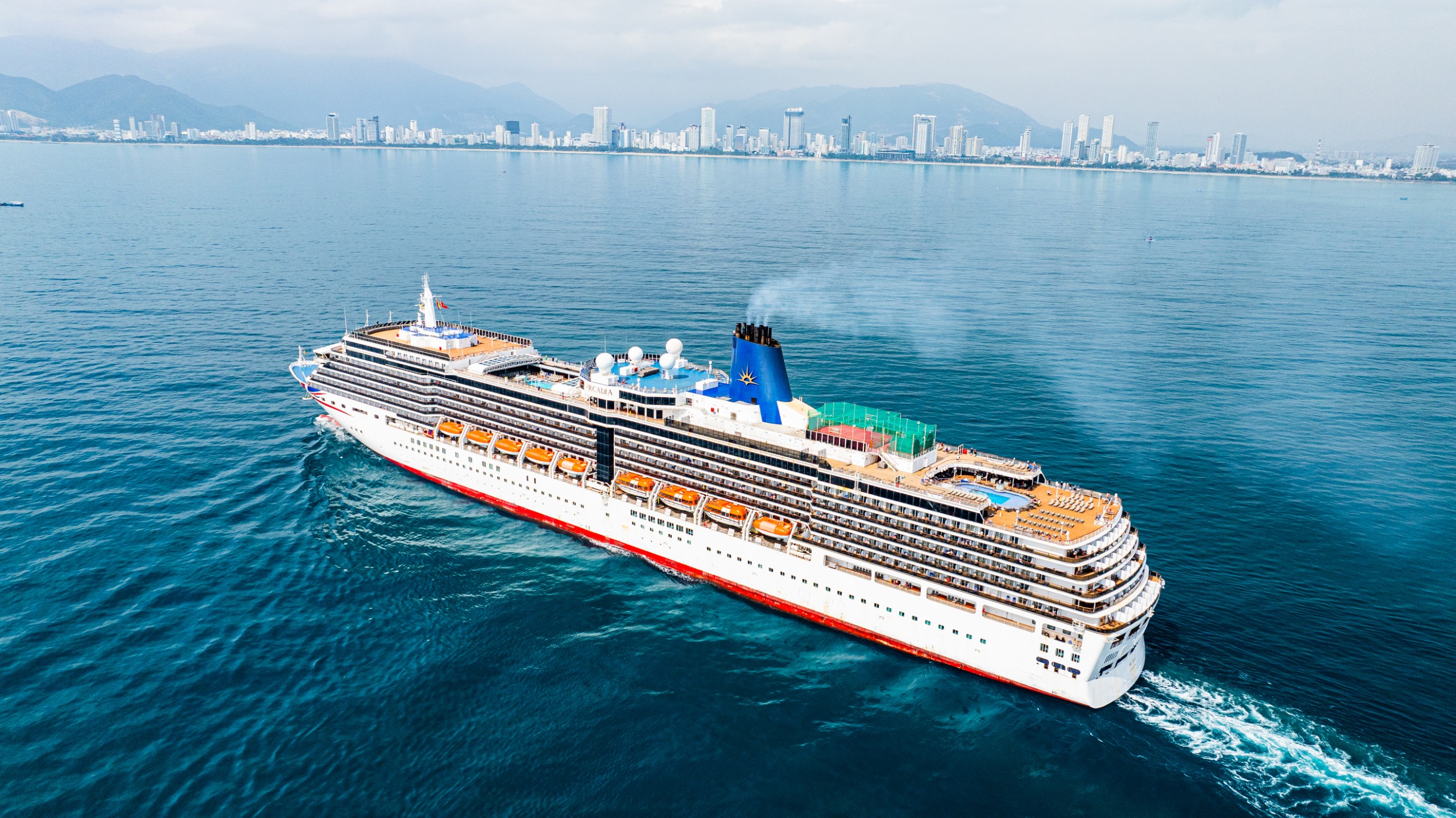 Tàu du lịch biển Arcadia mang hơn 1.700 khách du lịch đến Nha Trang