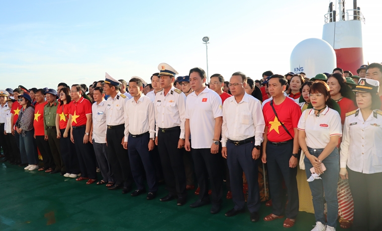 Tưởng niệm cán bộ, chiến sĩ hy sinh vì sự nghiệp bảo vệ chủ quyền biển đảo