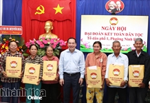 Phó Bí thư Thường trực Tỉnh ủy Hồ Xuân Trường dự Ngày hội Đại đoàn kết toàn dân tộc tại phường Ninh Hòa