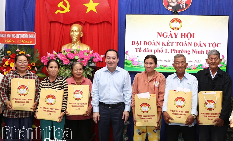 Phó Bí thư Thường trực Tỉnh ủy Hồ Xuân Trường dự Ngày hội Đại đoàn kết toàn dân tộc tại phường Ninh Hòa