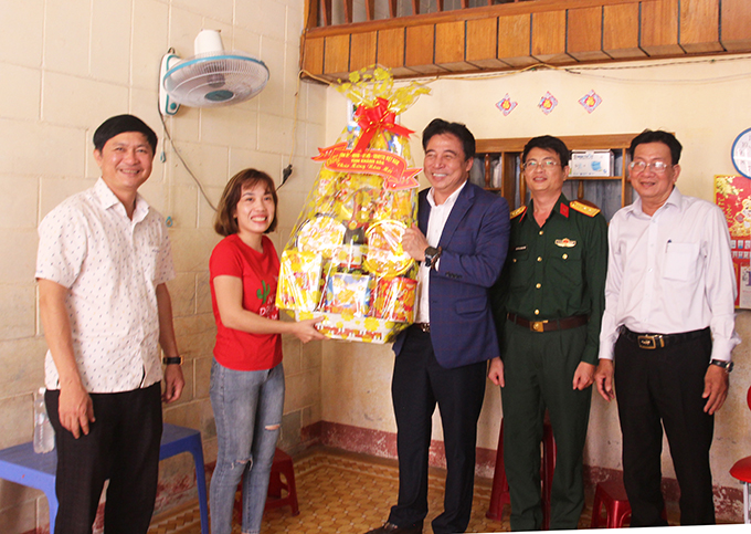 Thường trực Tỉnh ủy Khánh Hòa thăm, chúc Tết gia đình cán bộ, chiến sĩ đang công tác tại huyện Trường Sa