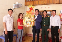 Thường trực Tỉnh ủy Khánh Hòa thăm, chúc Tết gia đình cán bộ, chiến sĩ đang công tác tại huyện Trường Sa