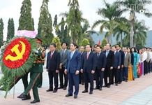 Đoàn đại biểu Đảng bộ tỉnh Khánh Hòa dự Đại hội đại biểu toàn quốc lần thứ XIV của Đảng dâng hoa, dâng hương viếng Nghĩa trang liệt sĩ Hòn Dung