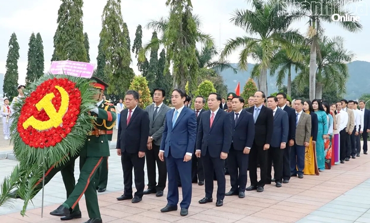 Đoàn đại biểu Đảng bộ tỉnh Khánh Hòa dự Đại hội đại biểu toàn quốc lần thứ XIV của Đảng dâng hoa, dâng hương viếng Nghĩa trang liệt sĩ Hòn Dung