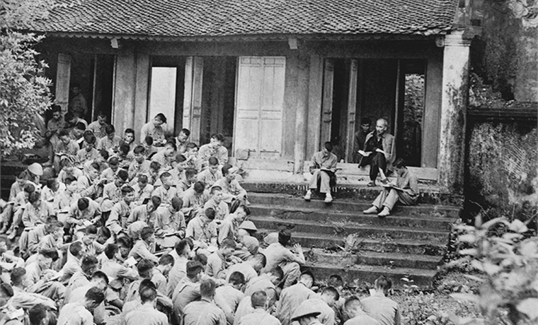 Vận dụng tư tưởng Hồ Chí Minh về nguyên tắc sử dụng cán bộ trong xây dựng cán bộ chuyên trách đối ngoại quốc phòng quân đội hiện nay