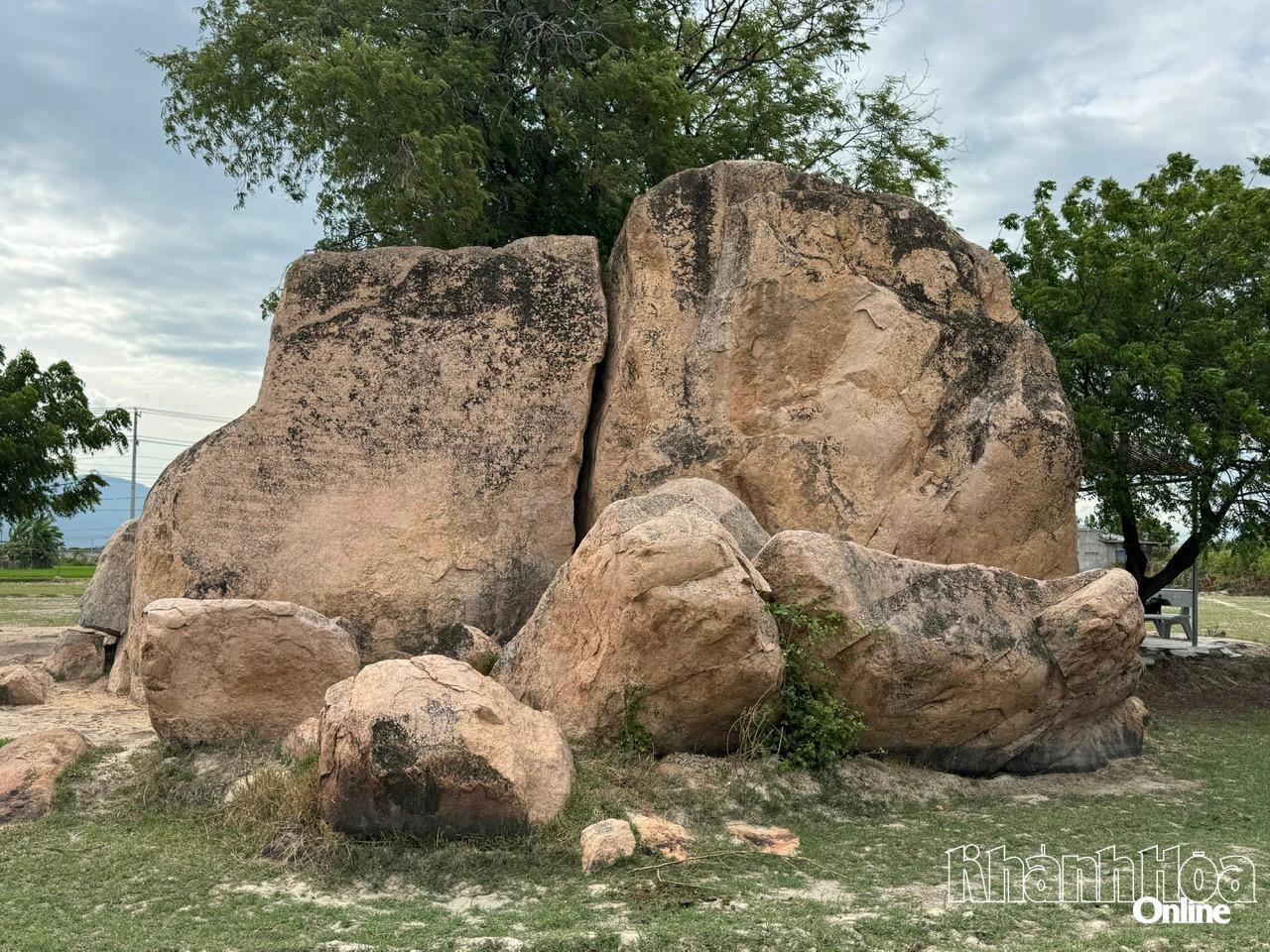 Tấm bia chữ Chăm cổ khổng lồ giữa cánh đồng Ninh Phước