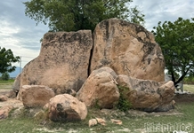 Tấm bia chữ Chăm cổ khổng lồ giữa cánh đồng Ninh Phước