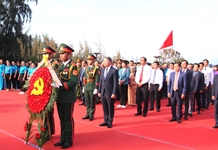 Dâng hương, dâng hoa tại Khu tưởng niệm chiến sĩ Gạc Ma