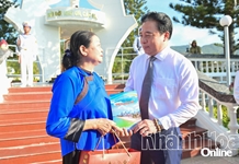 Gia đình liệt sĩ hy sinh trong trận chiến đấu giải phóng Trường Sa nhận mộ liệt sĩ sau 50 năm