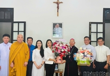 Chủ tịch UBMTTQ Việt Nam tỉnh Khánh Hòa Trần Thu Mai thăm, chúc mừng các cơ sở công giáo, tin lành nhân lễ Phục sinh