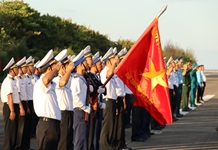 Thiêng liêng Lễ chào cờ trên đảo Trường Sa