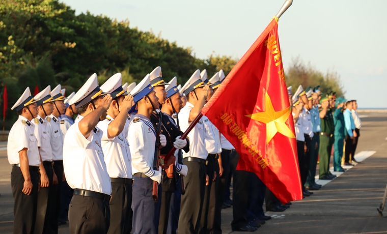 Thiêng liêng Lễ chào cờ trên đảo Trường Sa