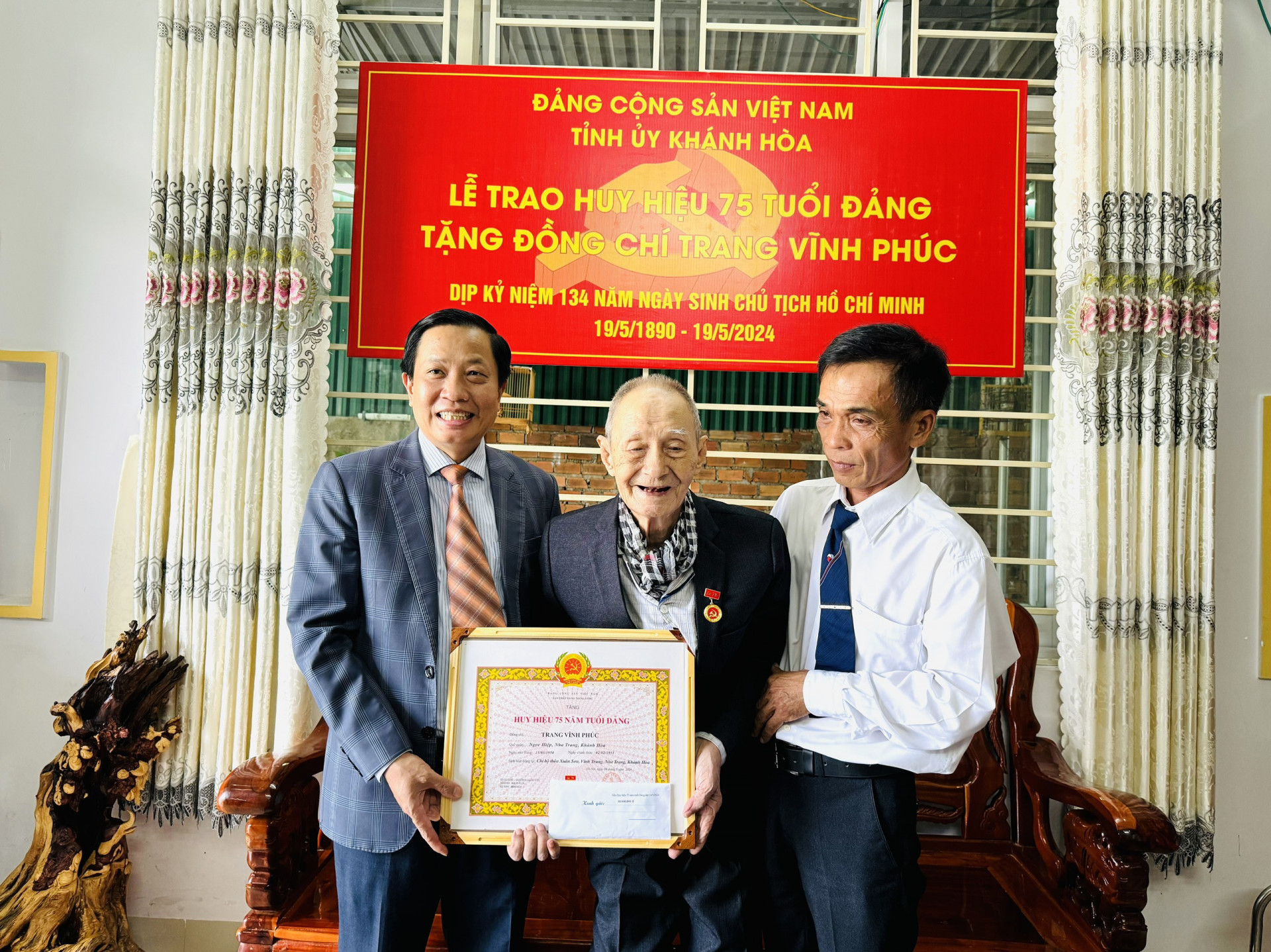 Phó Bí thư Tỉnh ủy Hà Quốc Trị trao Huy hiệu 75 năm tuổi Đảng cho đảng viên tiêu biểu TP. Nha Trang và huyện Diên Khánh