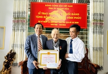 Phó Bí thư Tỉnh ủy Hà Quốc Trị trao Huy hiệu 75 năm tuổi Đảng cho đảng viên tiêu biểu TP. Nha Trang và huyện Diên Khánh