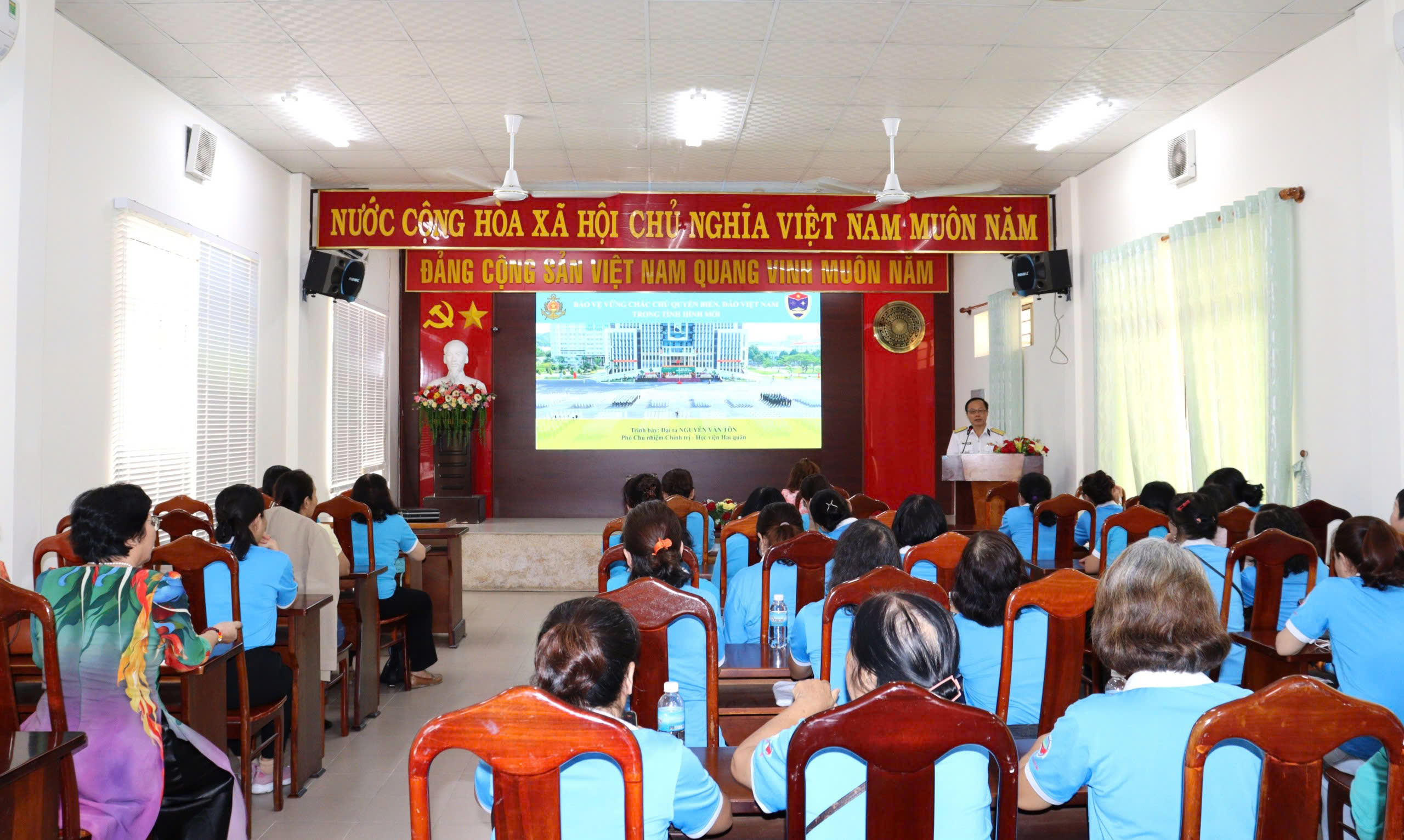 Lan tỏa tình yêu biển, đảo Việt Nam đến cán bộ Chi hội phụ nữ phường Nha Trang
